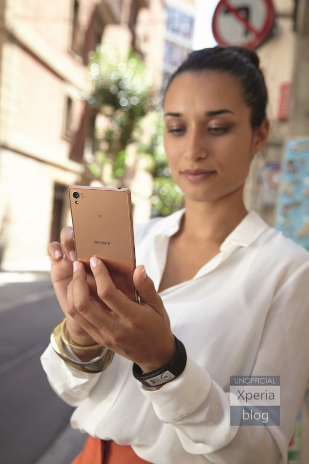 achterzijde herhaling Ontspannend Koperkleurige Sony Xperia Z3 te zien op persafbeeldingen